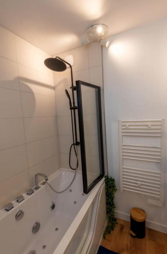 Balneo & Sauna, Sejour Detente Aux Teinturiers - Metro Charpennes - Garage Вийёрбан Экстерьер фото