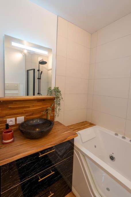 Balneo & Sauna, Sejour Detente Aux Teinturiers - Metro Charpennes - Garage Вийёрбан Экстерьер фото