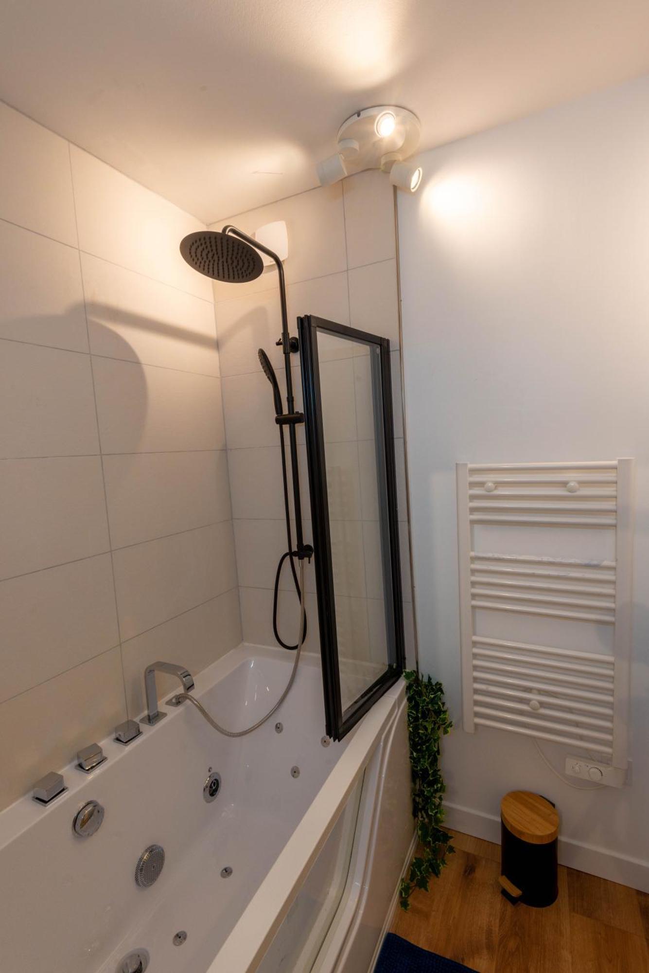 Balneo & Sauna, Sejour Detente Aux Teinturiers - Metro Charpennes - Garage Вийёрбан Экстерьер фото