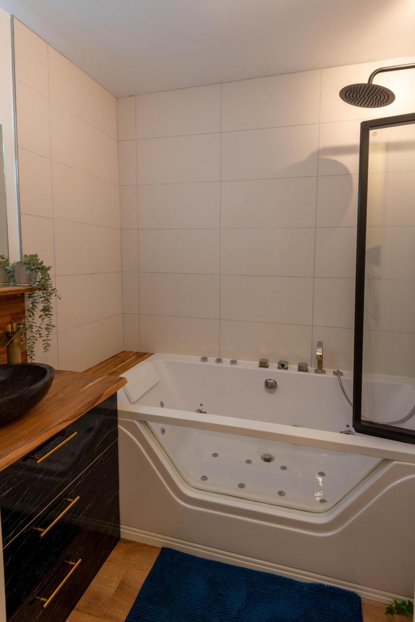 Balneo & Sauna, Sejour Detente Aux Teinturiers - Metro Charpennes - Garage Вийёрбан Экстерьер фото